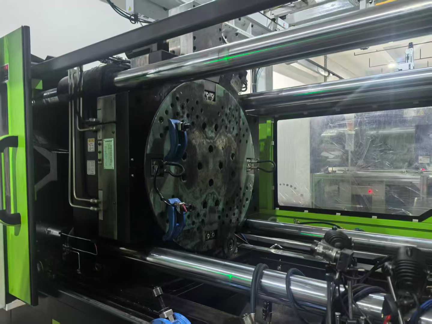 99% new Yi’mi 280T dual-color injection molding machine.