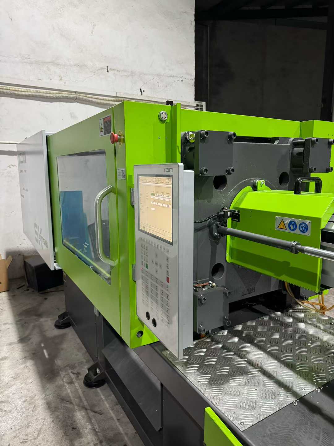 Multiple units of the Yizumi 200T servo motor in 2025.