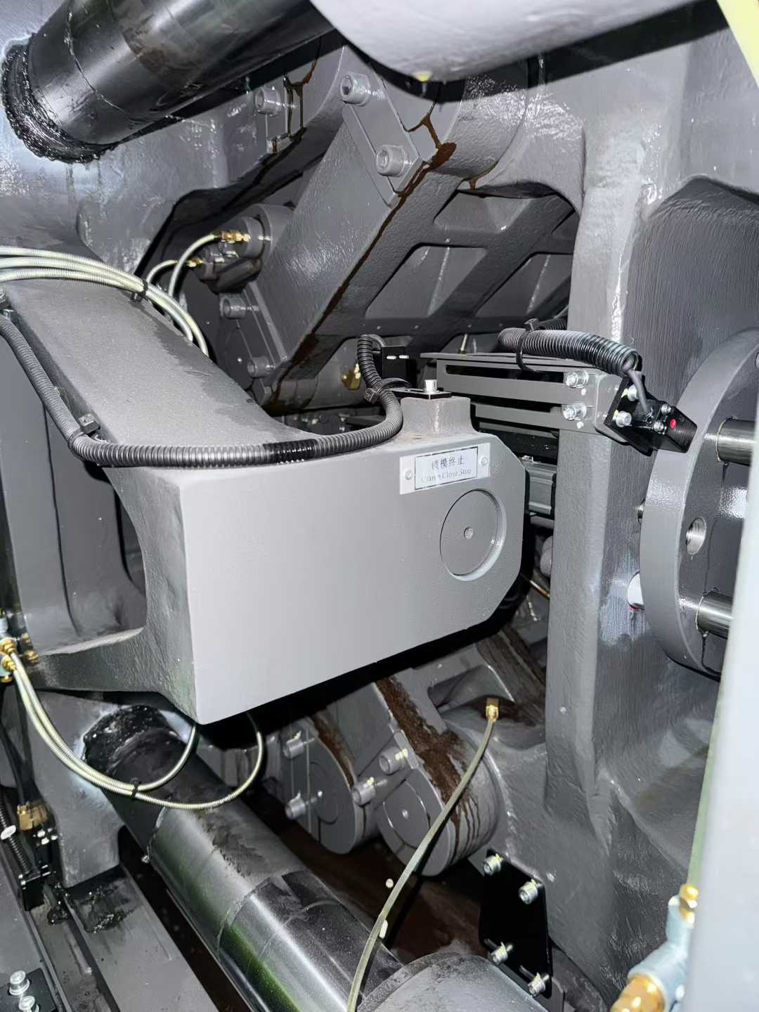 Multiple units of the Yizumi 200T servo motor in 2025.