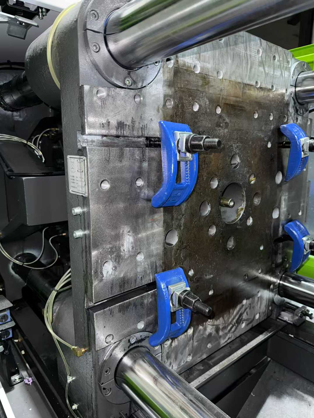 Multiple units of the Yizumi 200T servo motor in 2025.