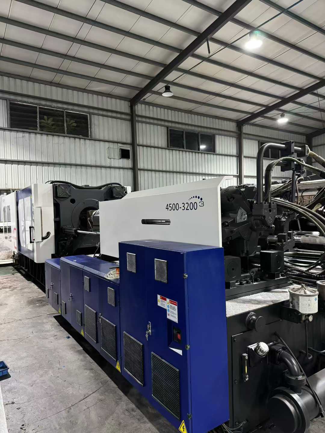 9 into the new Haitian mixed two-color 530T, 700T servo injection molding machine 2, the plastic volume 3200-4300 grams,