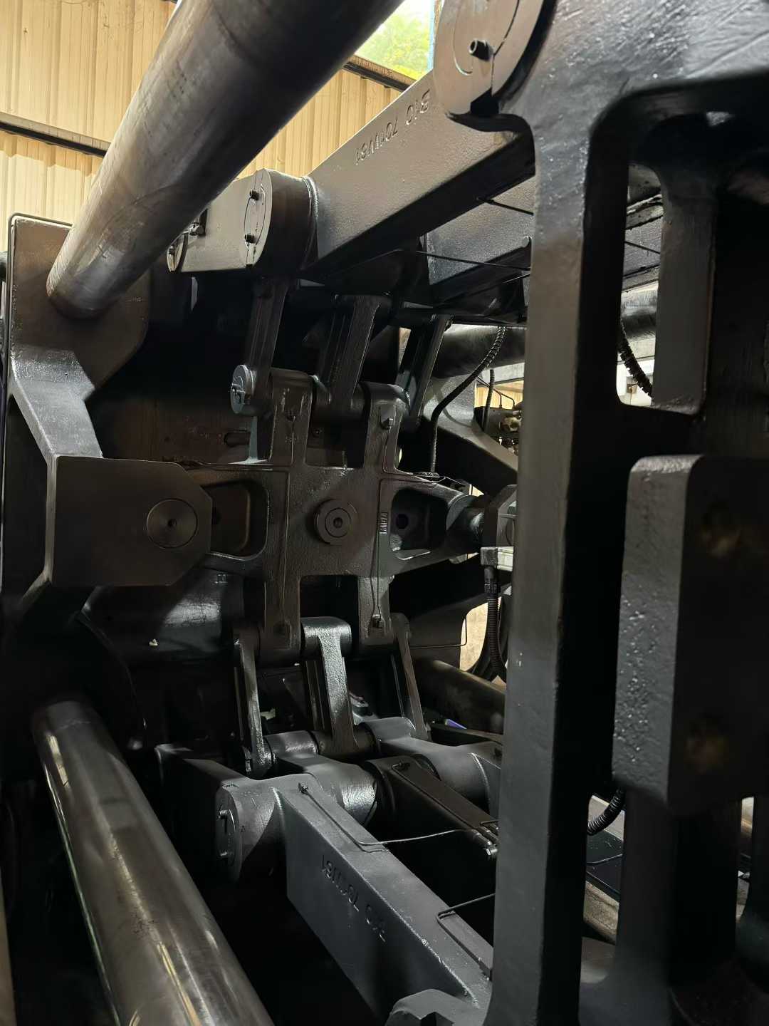 9 into the new Haitian mixed two-color 530T, 700T servo injection molding machine 2, the plastic volume 3200-4300 grams,