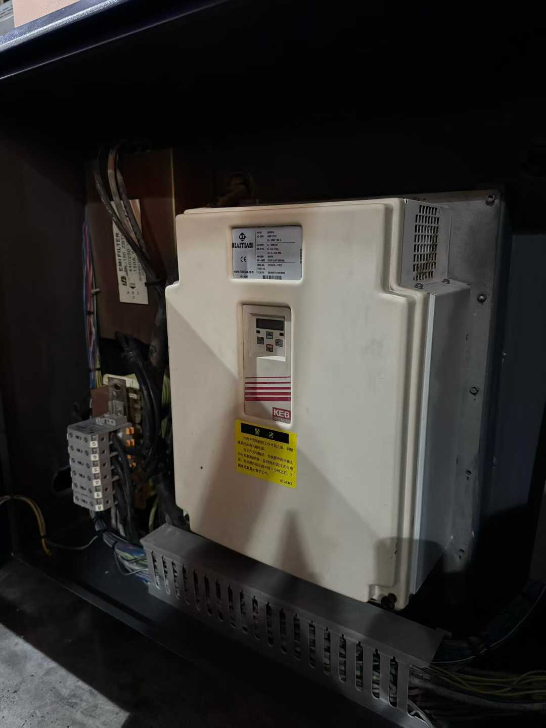 9 into the new Haitian mixed two-color 530T, 700T servo injection molding machine 2, the plastic volume 3200-4300 grams,