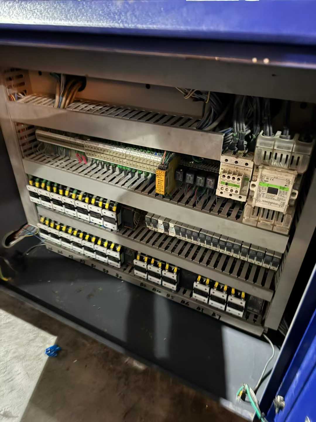 9 into the new Haitian mixed two-color 530T, 700T servo injection molding machine 2, the plastic volume 3200-4300 grams,