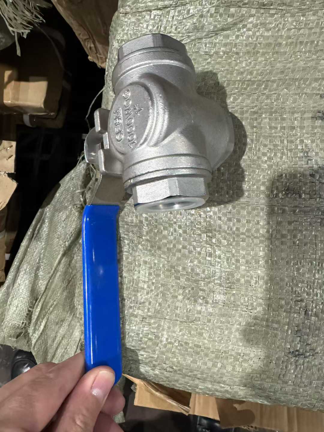 Stainless steel 1-inch three-way valve: 120 units. Industrial 220V double-row sockets: 150 units.