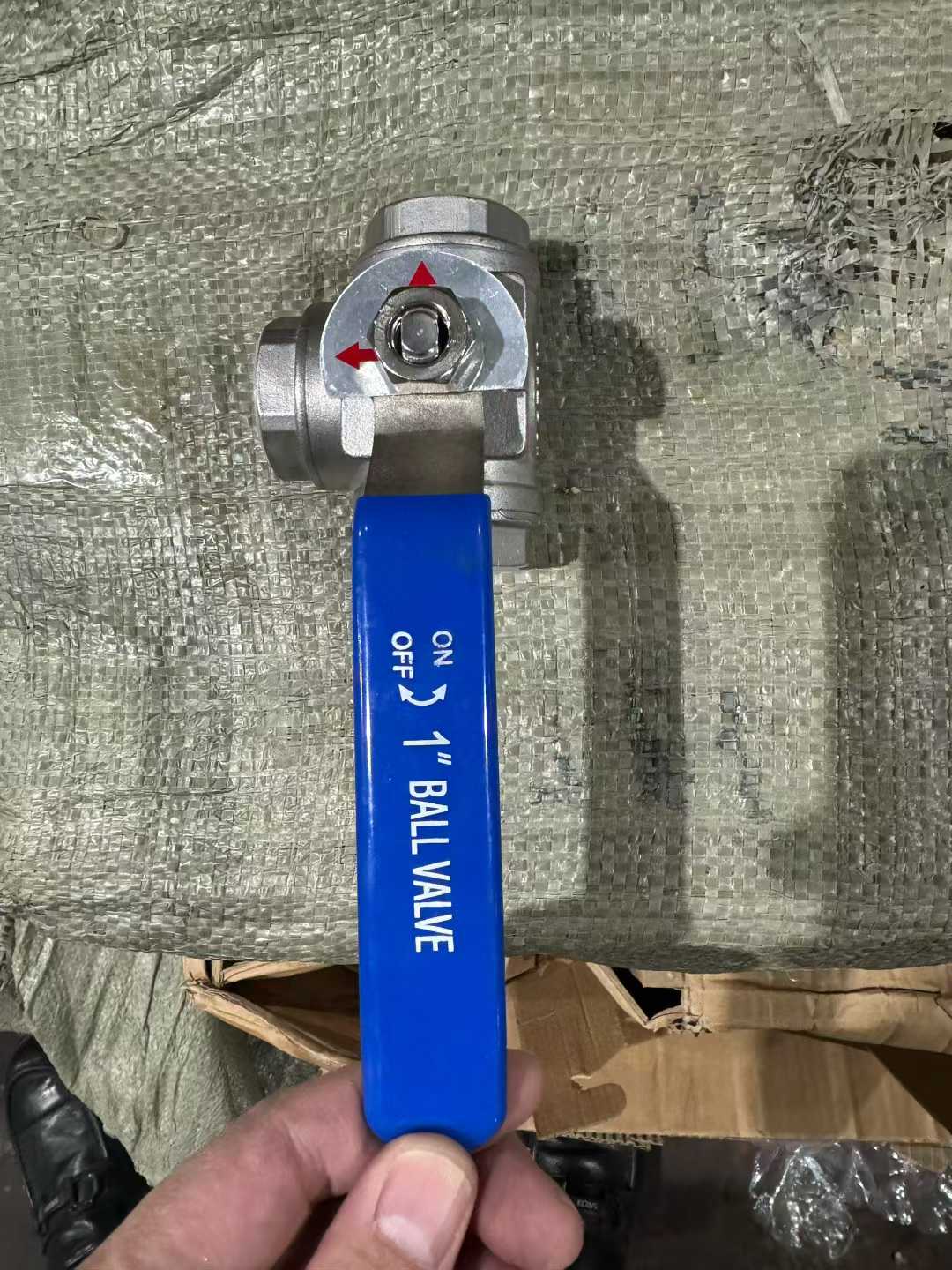 Stainless steel 1-inch three-way valve: 120 units. Industrial 220V double-row sockets: 150 units.