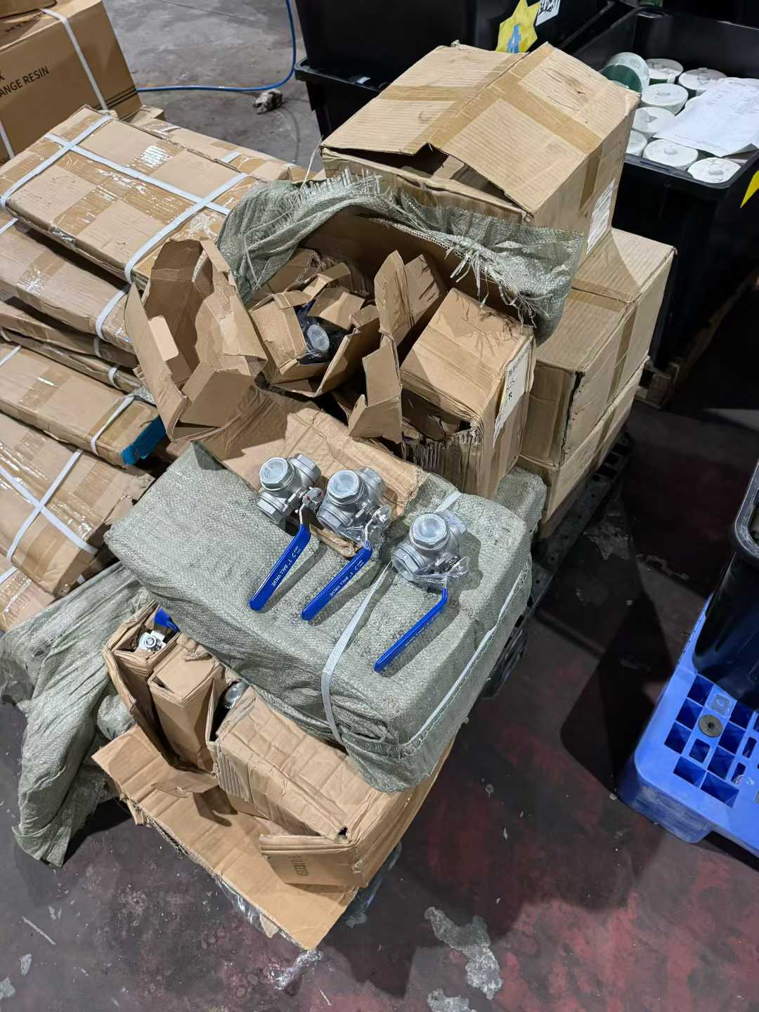 Stainless steel 1-inch three-way valve: 120 units. Industrial 220V double-row sockets: 150 units.