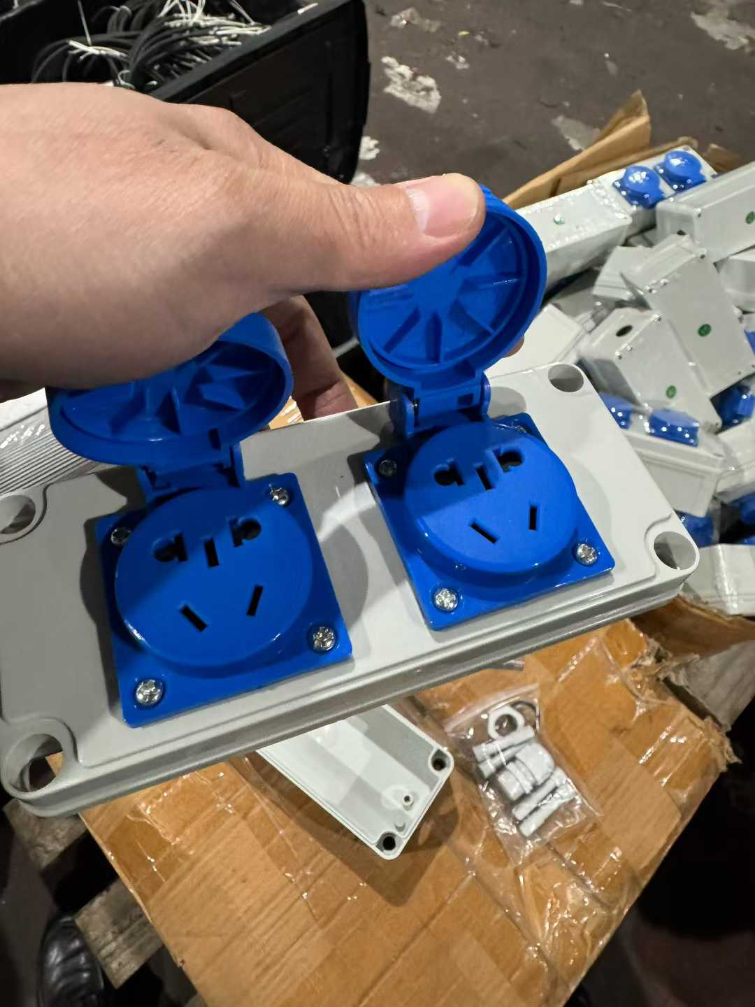 Stainless steel 1-inch three-way valve: 120 units. Industrial 220V double-row sockets: 150 units.