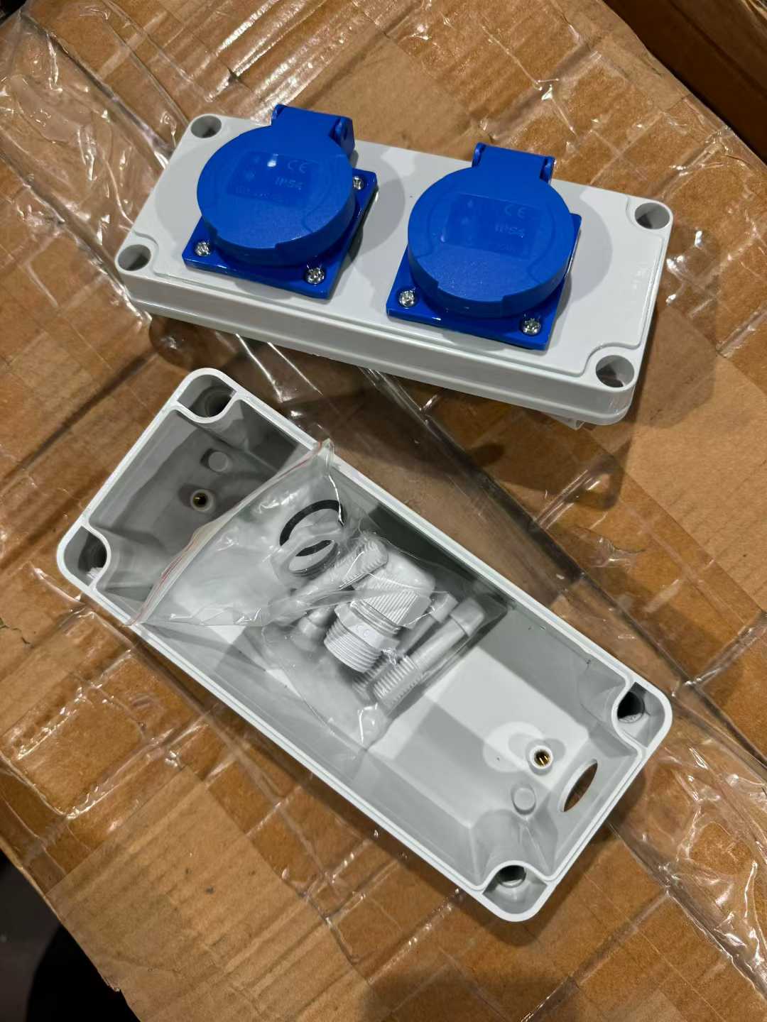 Stainless steel 1-inch three-way valve: 120 units. Industrial 220V double-row sockets: 150 units.