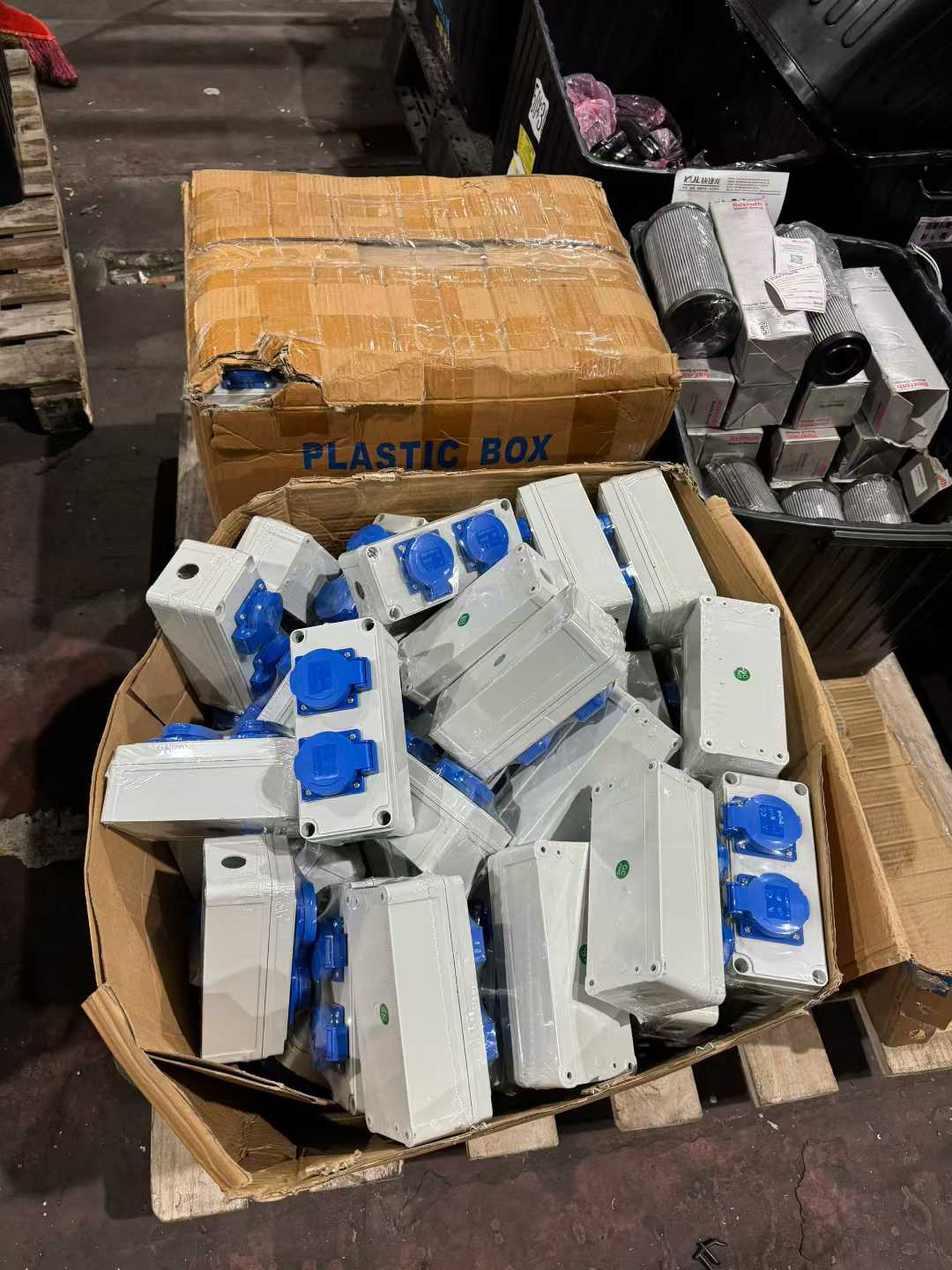 Stainless steel 1-inch three-way valve: 120 units. Industrial 220V double-row sockets: 150 units.