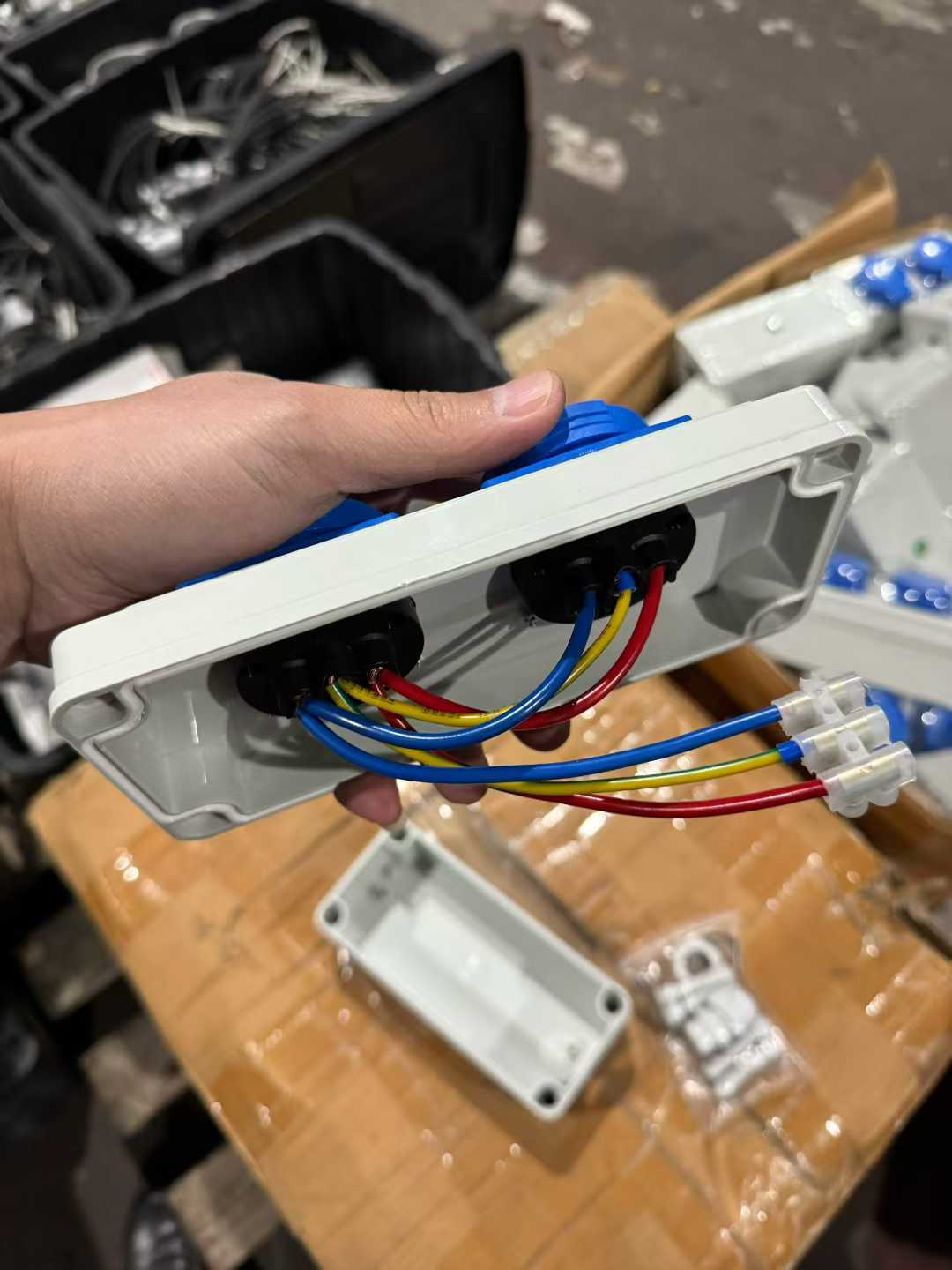 Stainless steel 1-inch three-way valve: 120 units. Industrial 220V double-row sockets: 150 units.