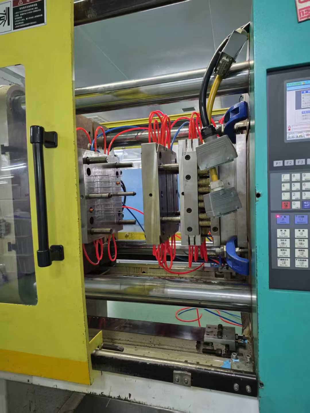 Yizumi 320T servo motor.