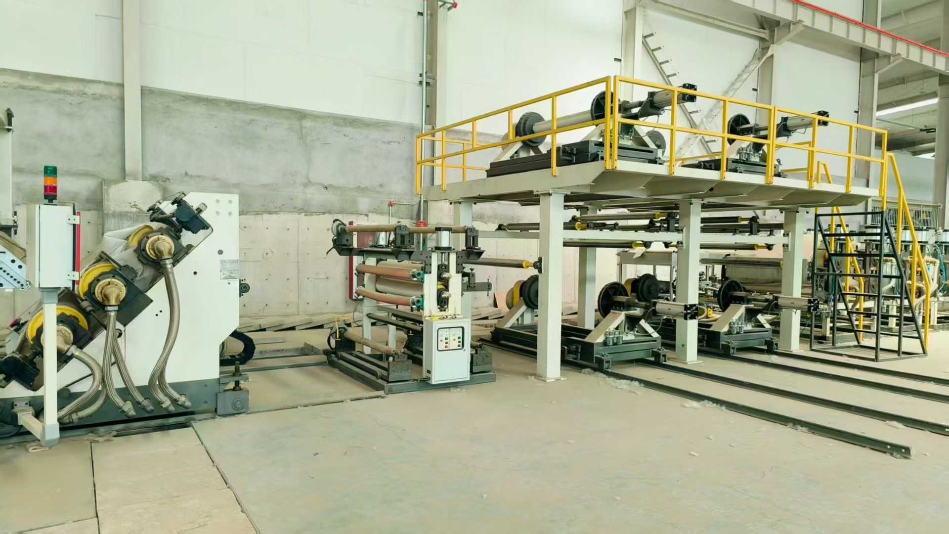 A brand new set of Jinwei’s 95-square-meter dual PE/aluminum composite board production line.