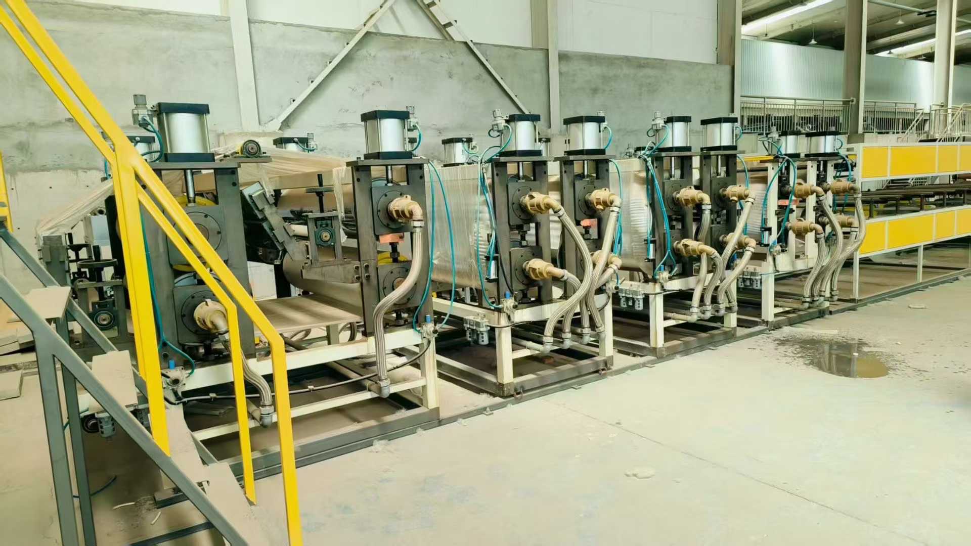 A brand new set of Jinwei’s 95-square-meter dual PE/aluminum composite board production line.