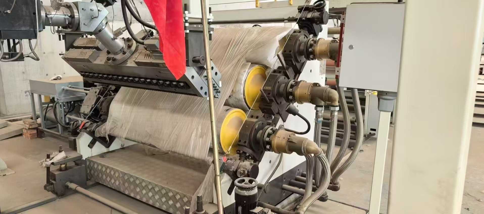 A brand new set of Jinwei’s 95-square-meter dual PE/aluminum composite board production line.