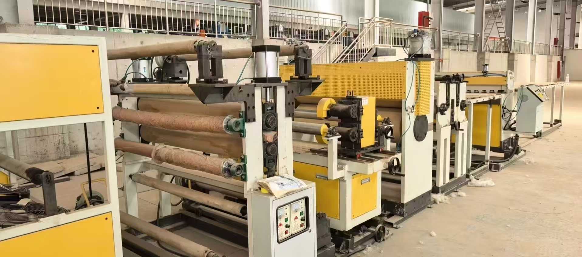 A brand new set of Jinwei’s 95-square-meter dual PE/aluminum composite board production line.