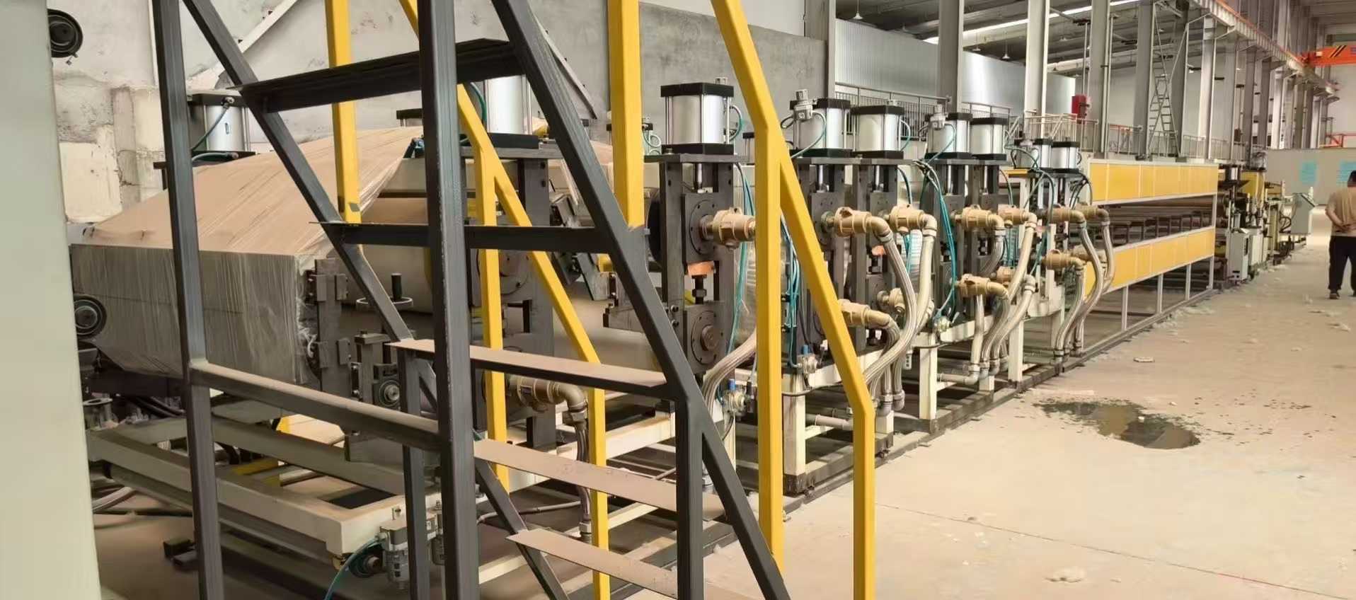 A brand new set of Jinwei’s 95-square-meter dual PE/aluminum composite board production line.