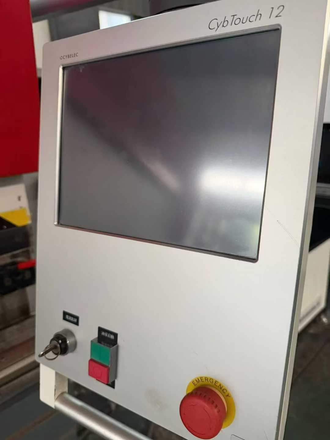 A 100-ton 3200 servo-hydraulic CNC bending machine with 4+1 axes and CT12 system.