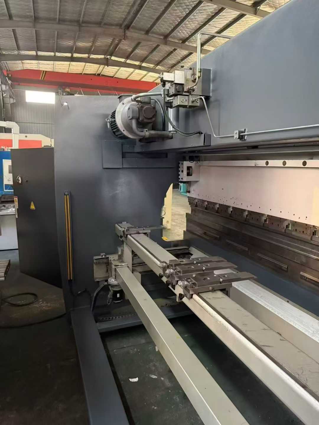 A 100-ton 3200 servo-hydraulic CNC bending machine with 4+1 axes and CT12 system.