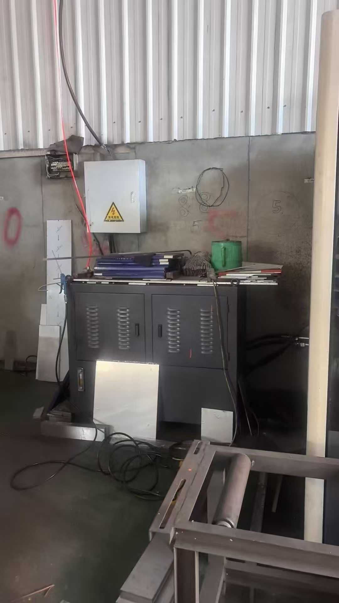 Mahat Precision Hydraulic Straightening Machine, 1300mm width, straightening capacity for thicknesses ranging from 6 to 25mm.