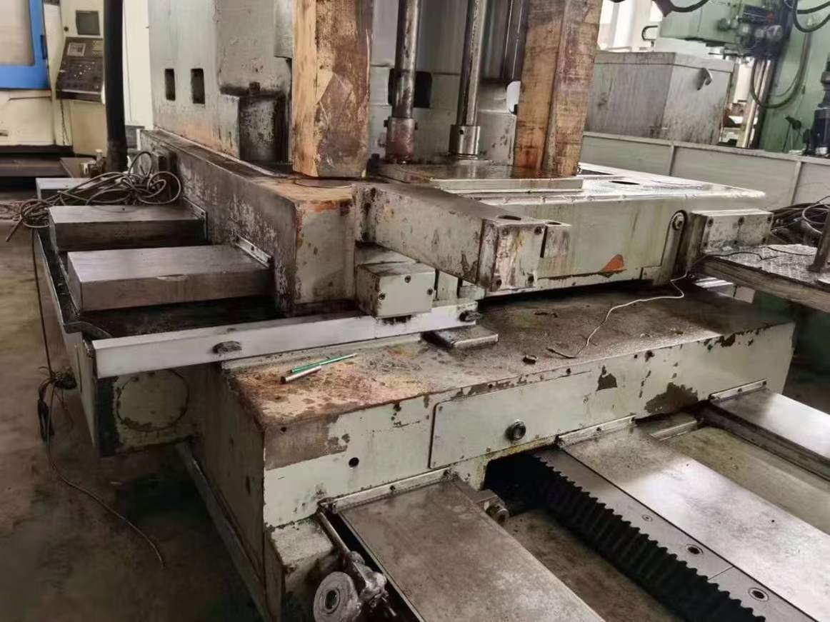 Italian 150 floor-type boring machine, 2.5 meters x 6 meters, return table 2.5 meters x 2 meters.