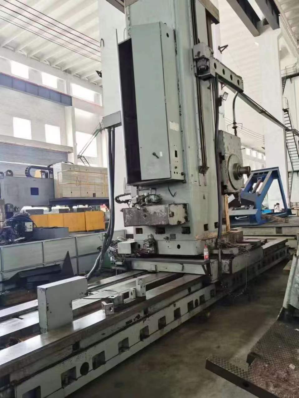 Italian 150 floor-type boring machine, 2.5 meters x 6 meters, return table 2.5 meters x 2 meters.