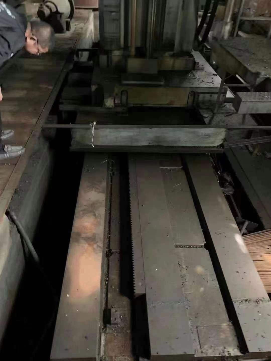 Italian 150 floor-type boring machine, 2.5 meters x 6 meters, return table 2.5 meters x 2 meters.