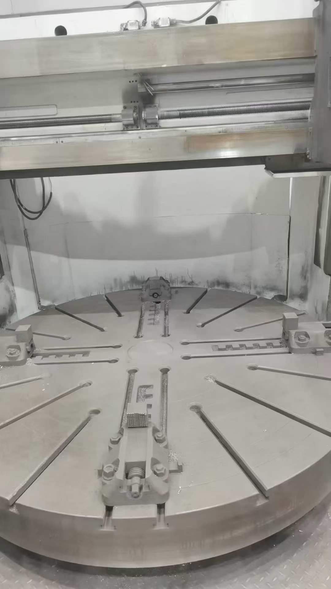 2.5-meter CNC lathe! Collet 2.25 meters! Processing height 1.6 meters! Load capacity 10 tons! Mitsubishi system.