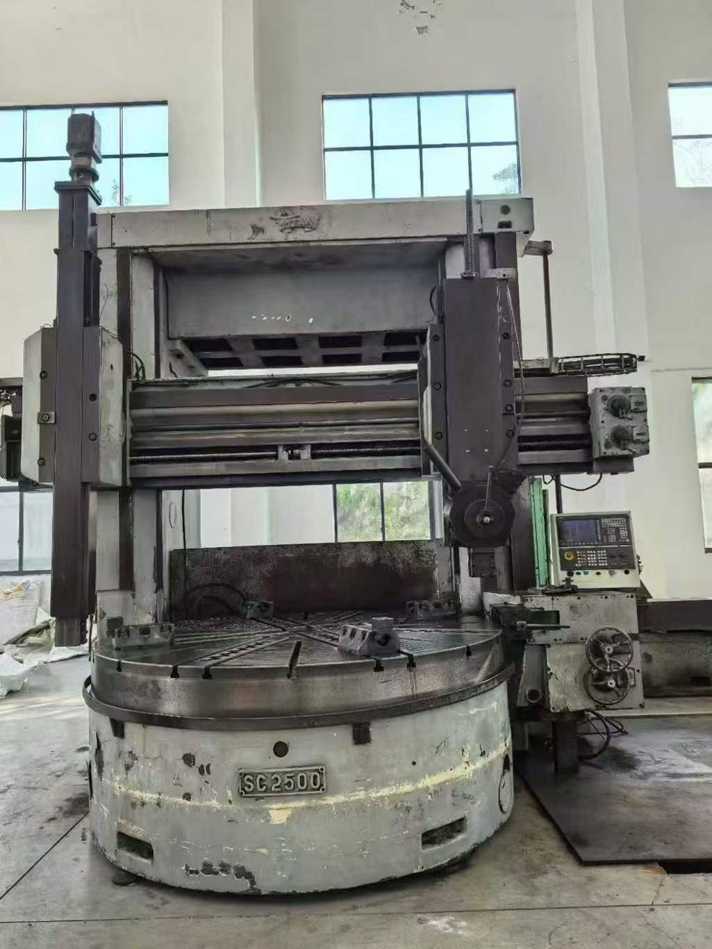 Romanian 2.5-meter CNC lathe! Collet 2.5 meters! Working height 2 meters! Comes with side tooling! Siemens system.