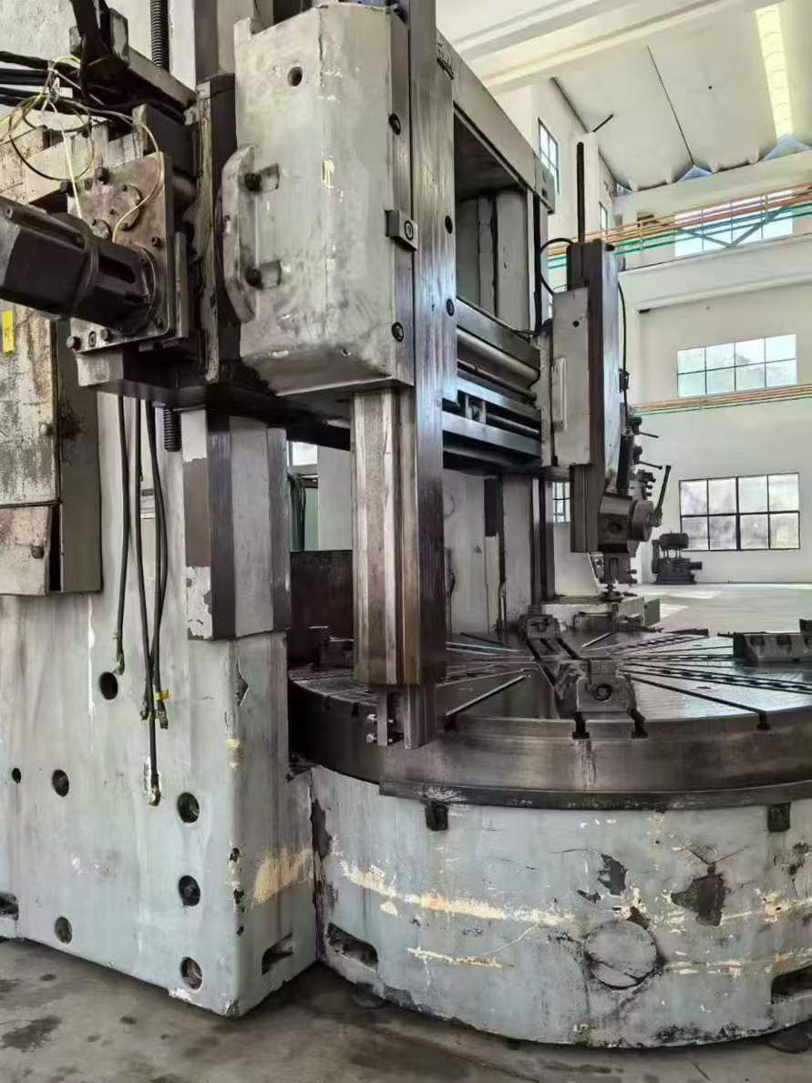 Romanian 2.5-meter CNC lathe! Collet 2.5 meters! Working height 2 meters! Comes with side tooling! Siemens system.