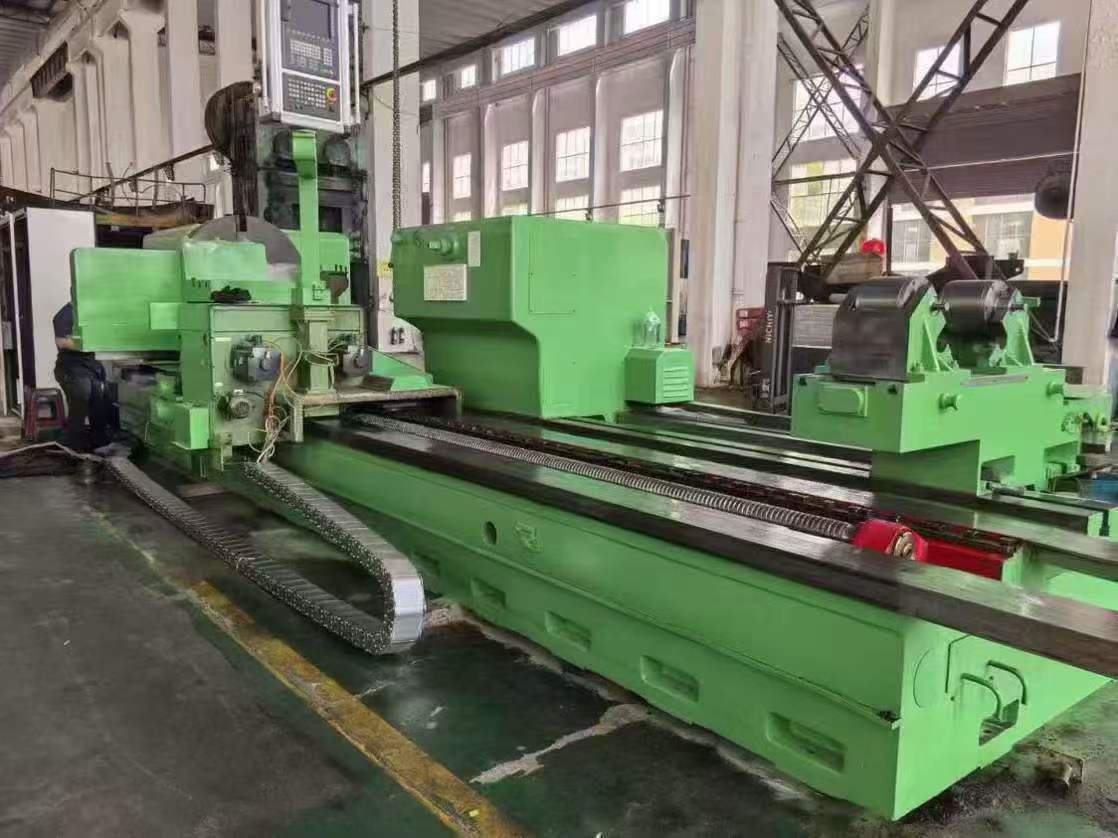 A German CNC horizontal lathe measuring 1.35 meters x 6 meters, capable of handling a load of 32 tons.