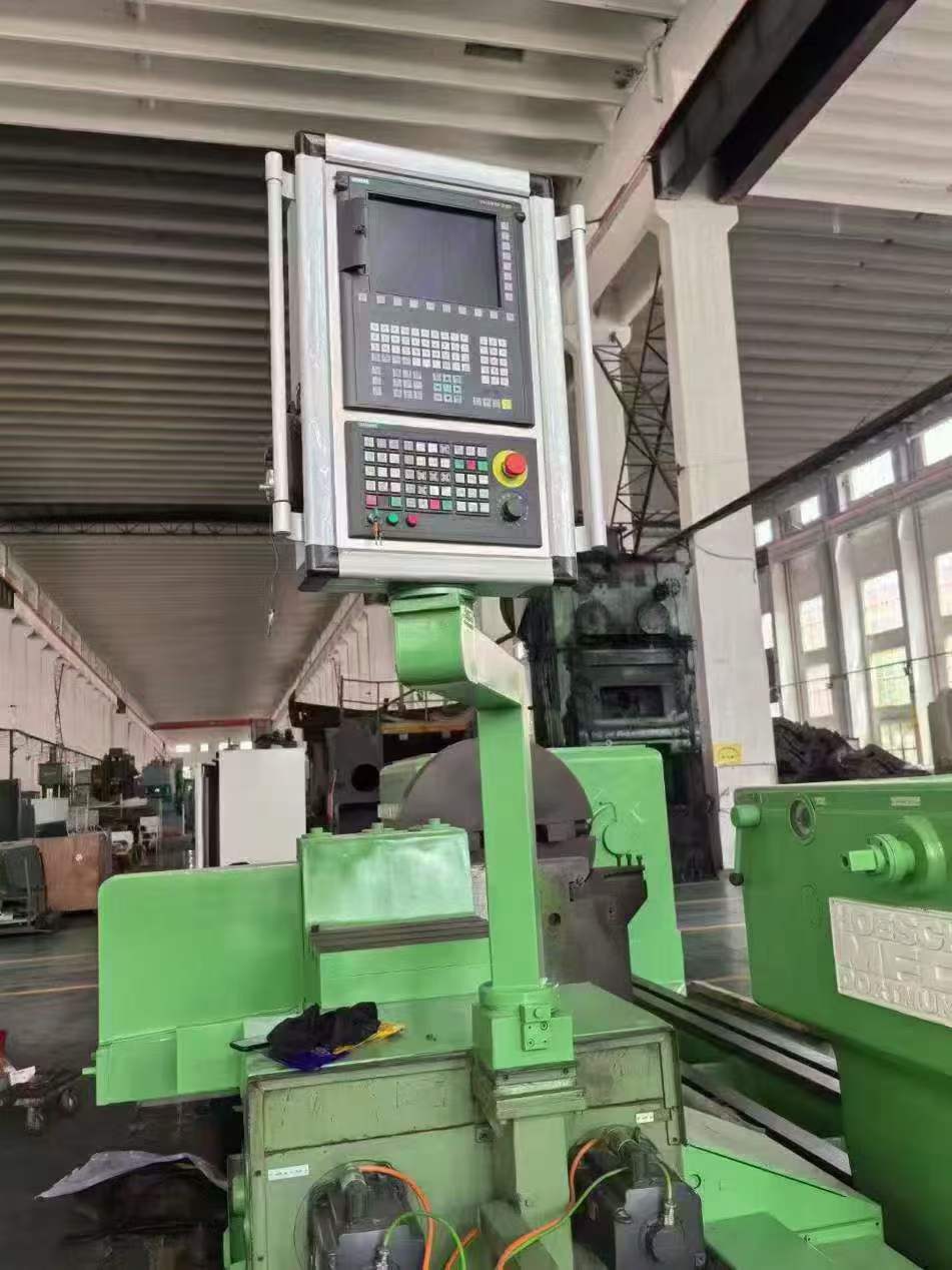 A German CNC horizontal lathe measuring 1.35 meters x 6 meters, capable of handling a load of 32 tons.