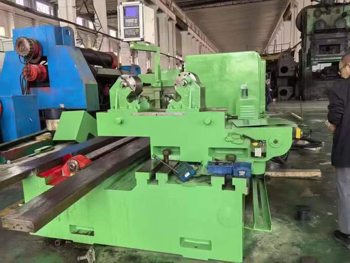 A German CNC horizontal lathe measuring 1.35 meters x 6 meters, capable of handling a load of 32 tons.