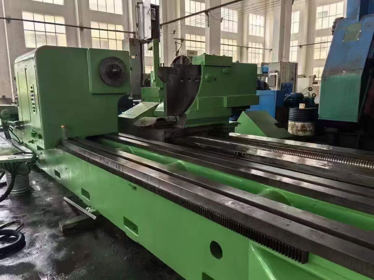 A German CNC horizontal lathe measuring 1.35 meters x 6 meters, capable of handling a load of 32 tons.