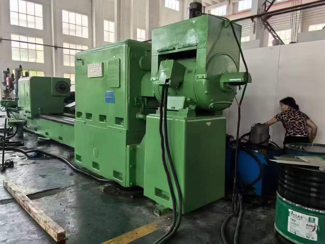 A German CNC horizontal lathe measuring 1.35 meters x 6 meters, capable of handling a load of 32 tons.