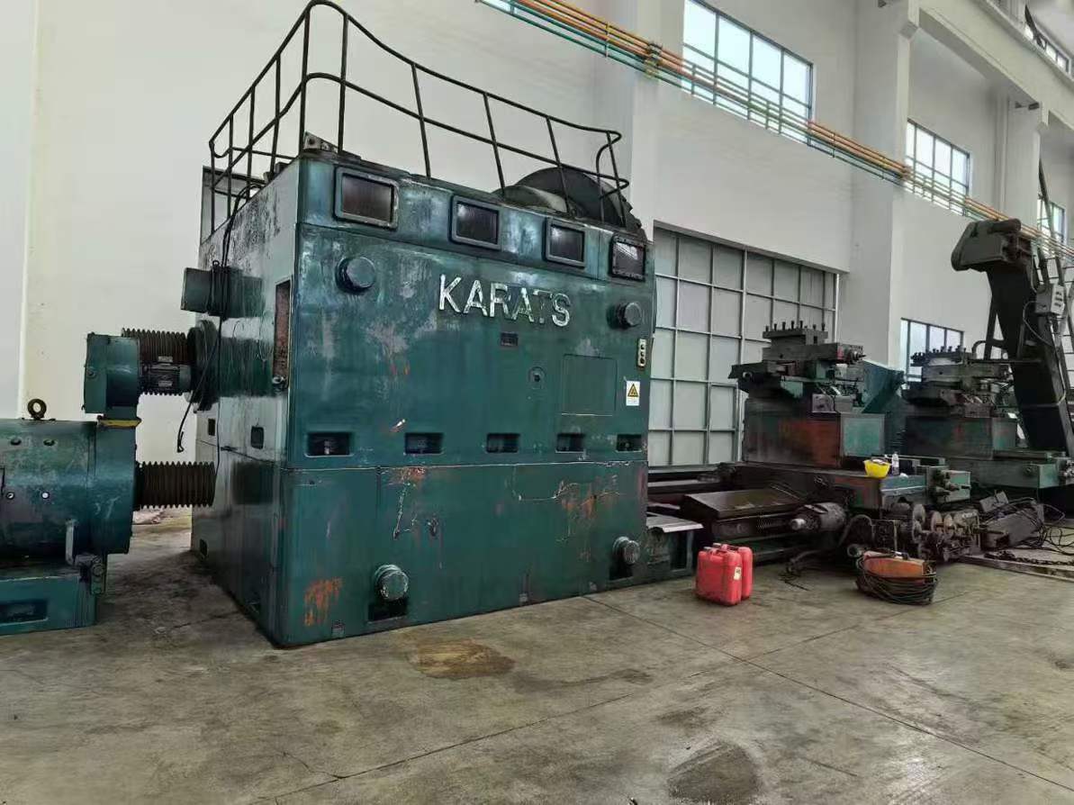 A 3.5-meter x 10-meter Japanese Tonchū heavy cargo van! Capacity: 120 tons.