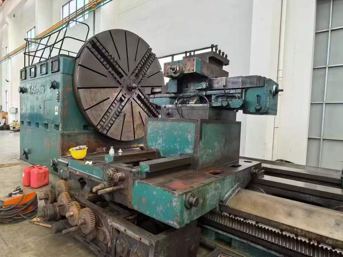 A 3.5-meter x 10-meter Japanese Tonchū heavy cargo van! Capacity: 120 tons.