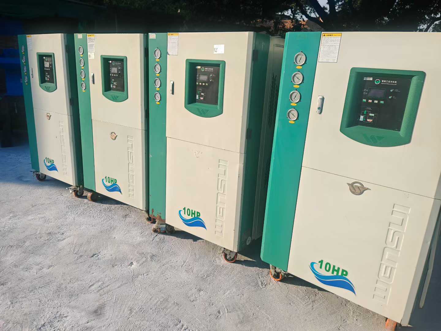 A batch of nearly new Wenshu 10-horsepower air-cooled refrigerators.