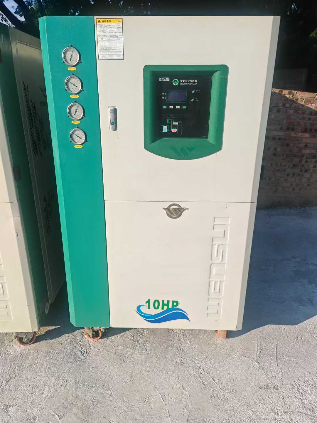 A batch of nearly new Wenshu 10-horsepower air-cooled refrigerators.