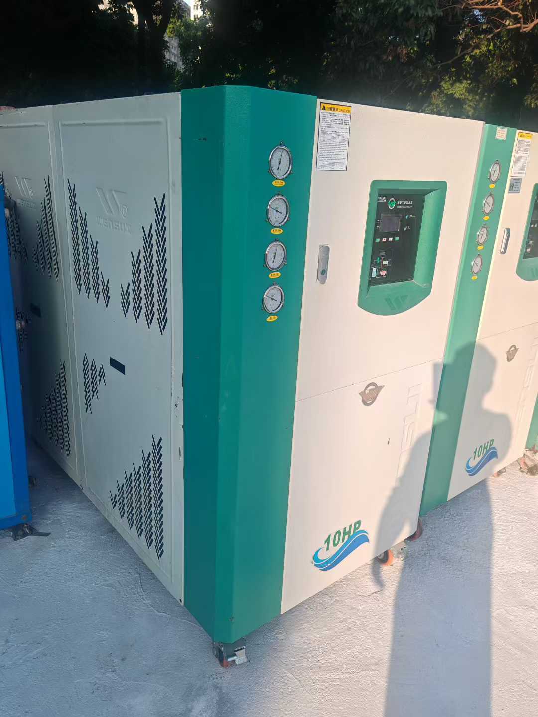 A batch of nearly new Wenshu 10-horsepower air-cooled refrigerators.