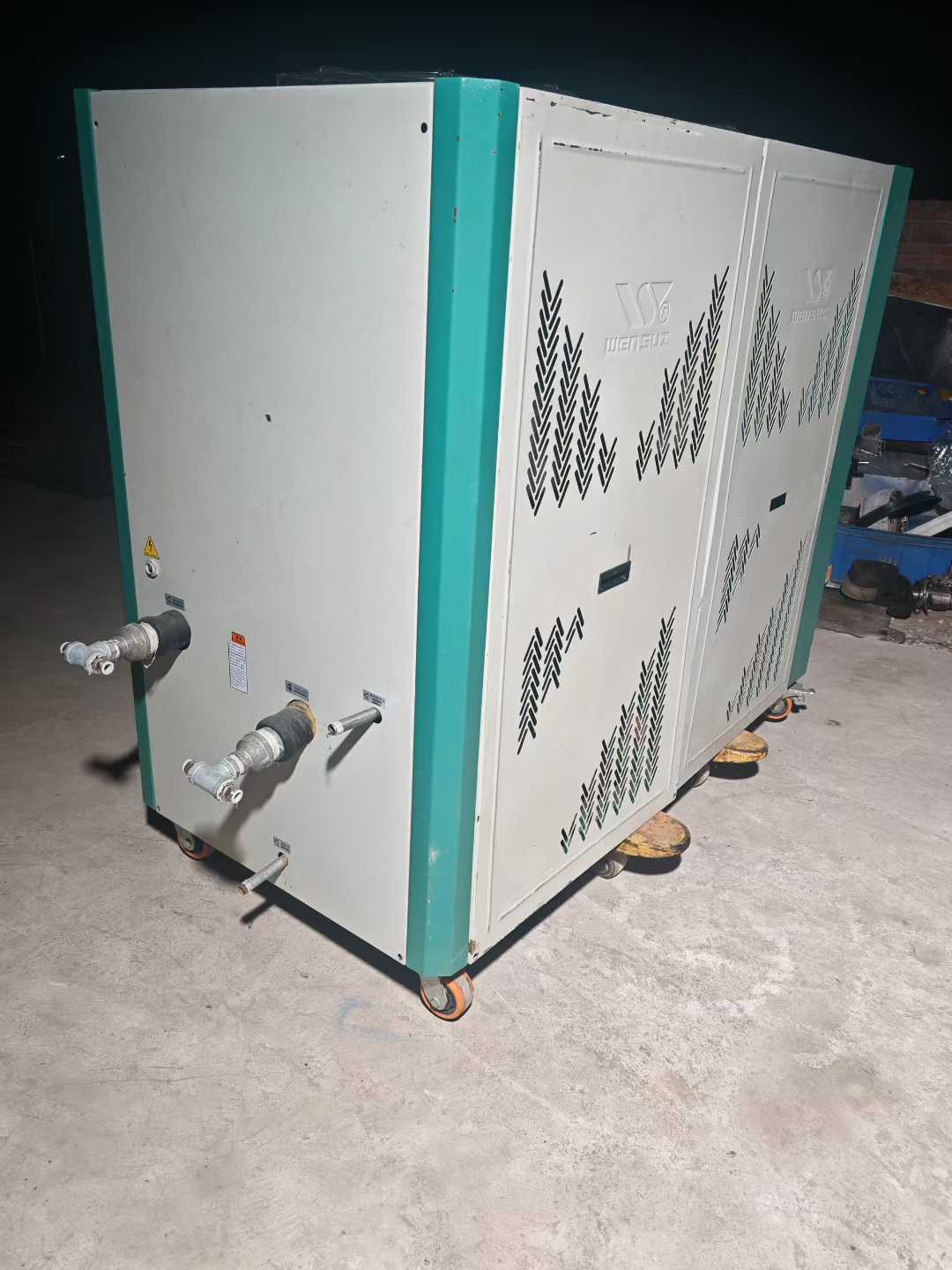 A batch of nearly new Wenshu 10-horsepower air-cooled refrigerators.