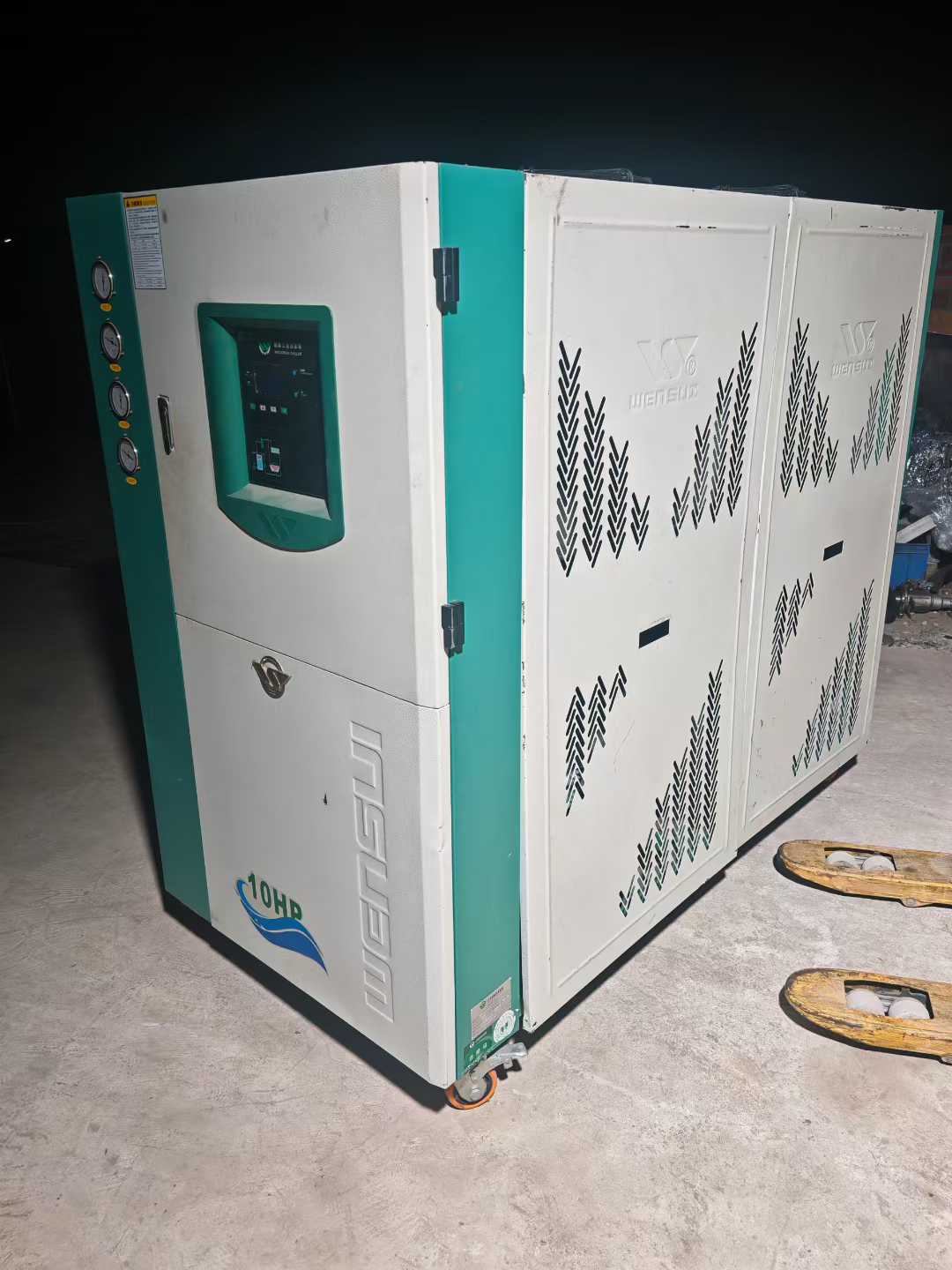 A batch of nearly new Wenshu 10-horsepower air-cooled refrigerators.