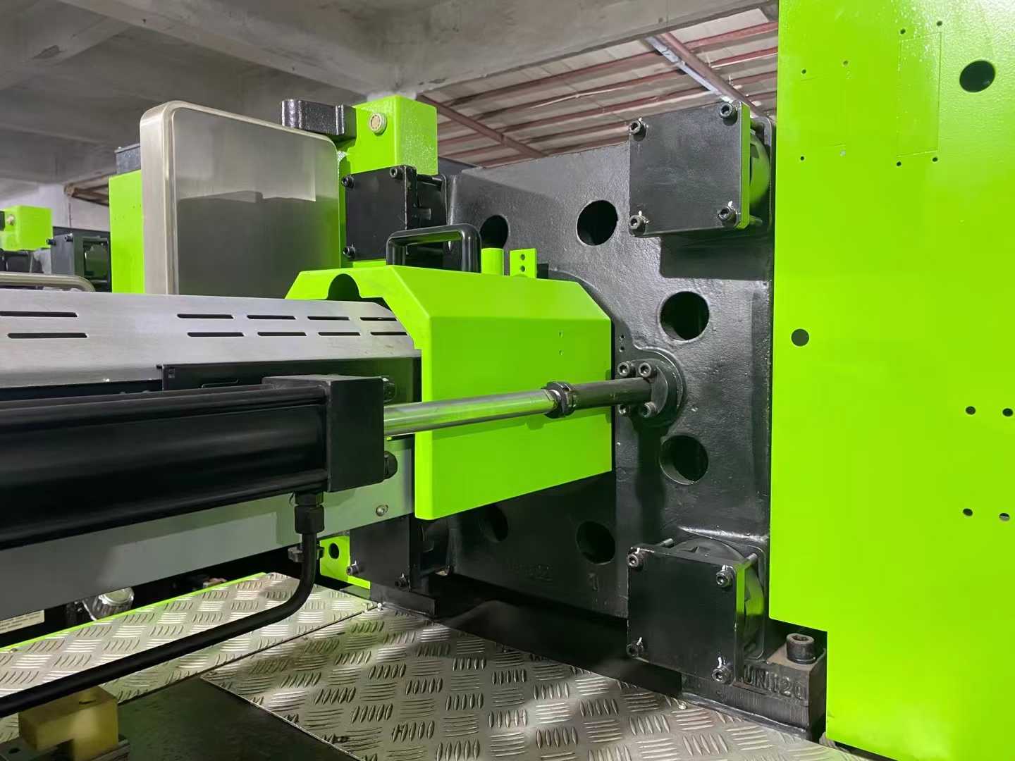 Yizumi 120A5S, multiple units, screw diameter 43mm.