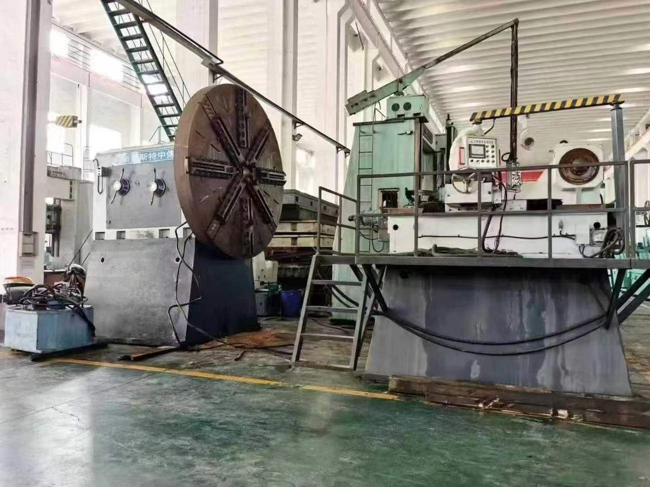 A ground vehicle measuring 5.6×8 meters, with a load capacity of 80T.