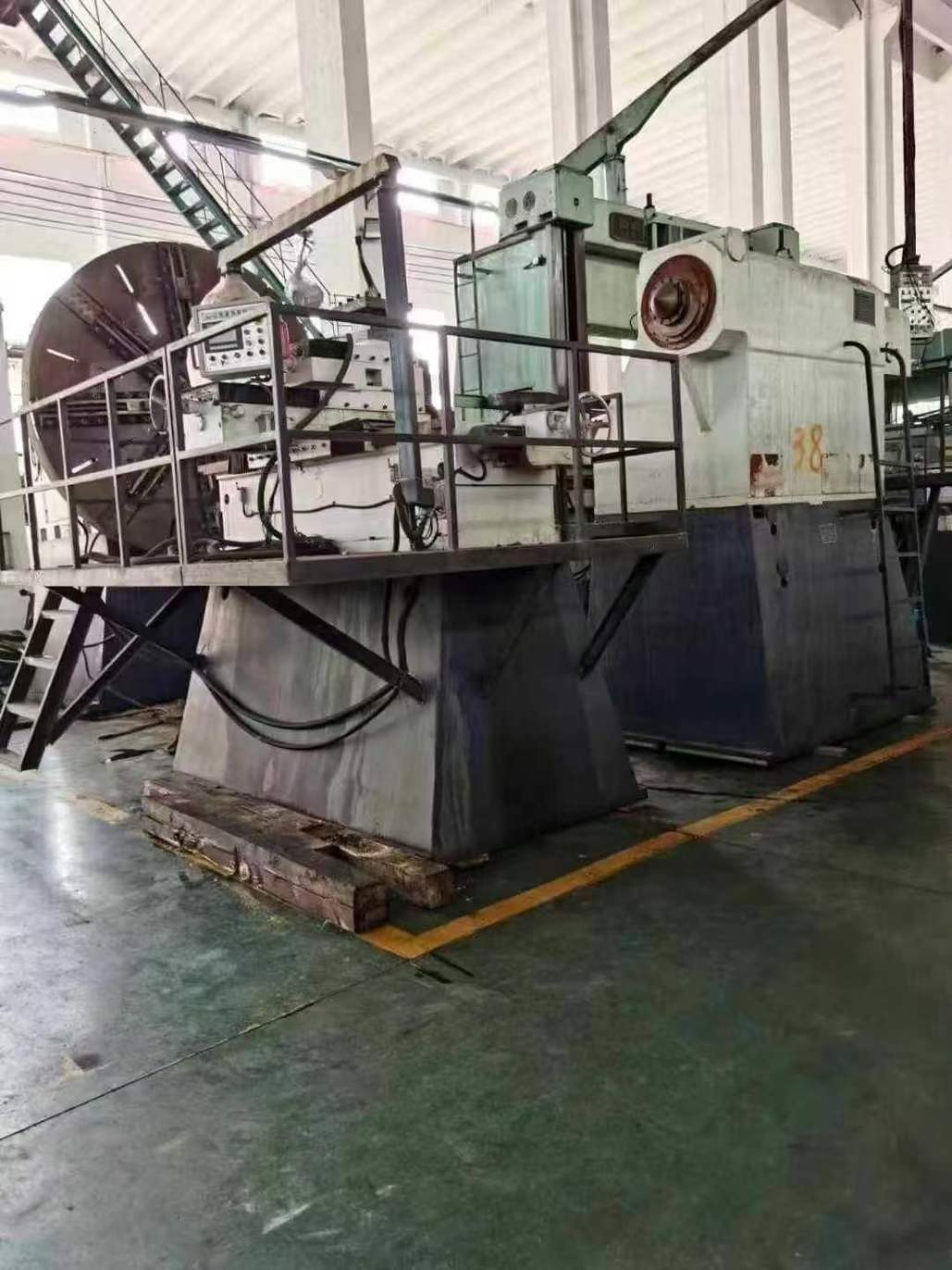 A ground vehicle measuring 5.6×8 meters, with a load capacity of 80T.