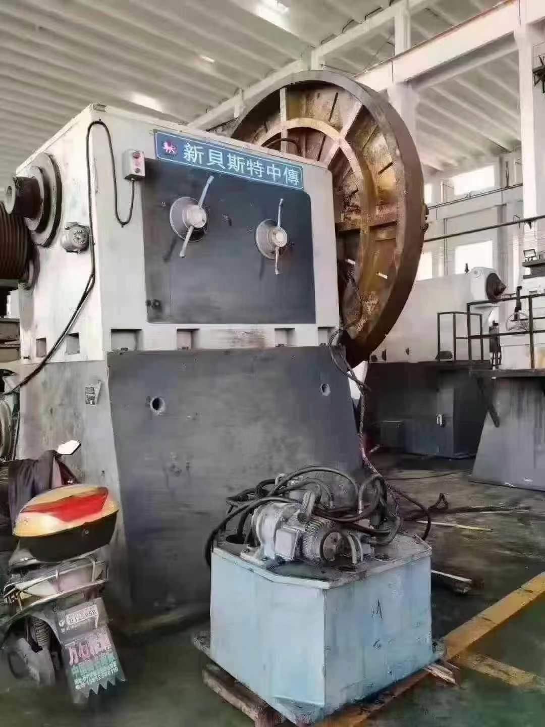 A ground vehicle measuring 5.6×8 meters, with a load capacity of 80T.