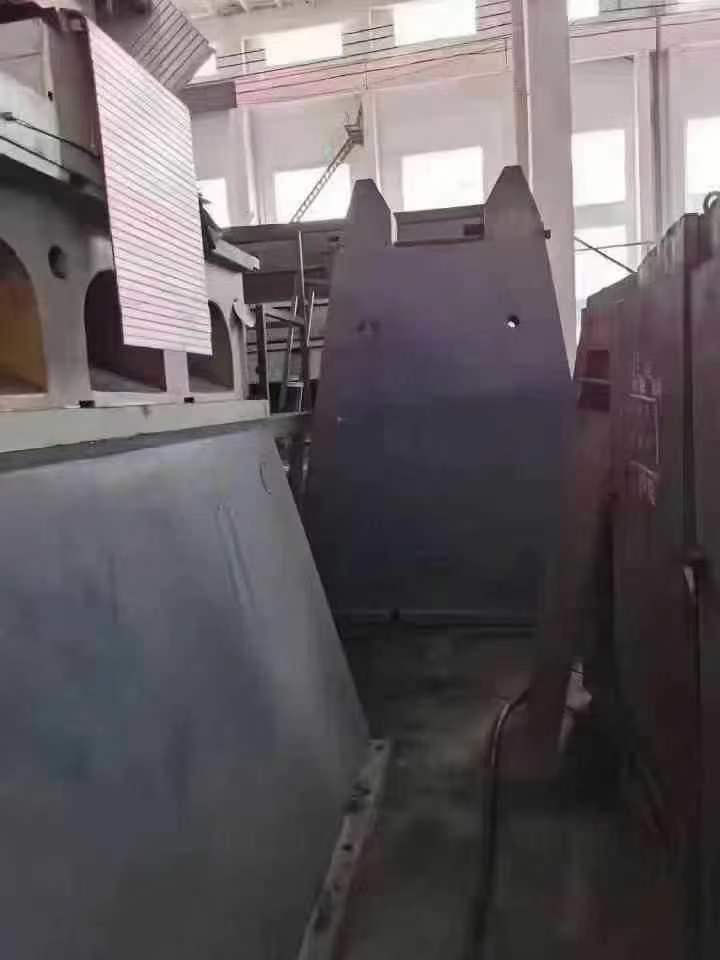 A ground vehicle measuring 5.6×8 meters, with a load capacity of 80T.