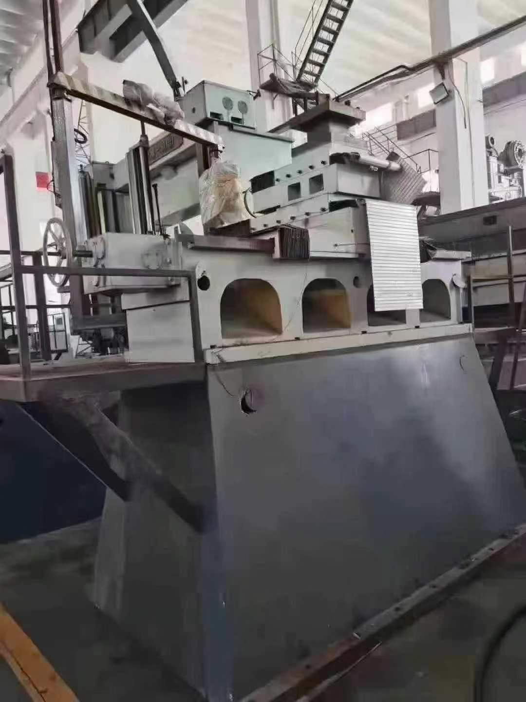 A ground vehicle measuring 5.6×8 meters, with a load capacity of 80T.