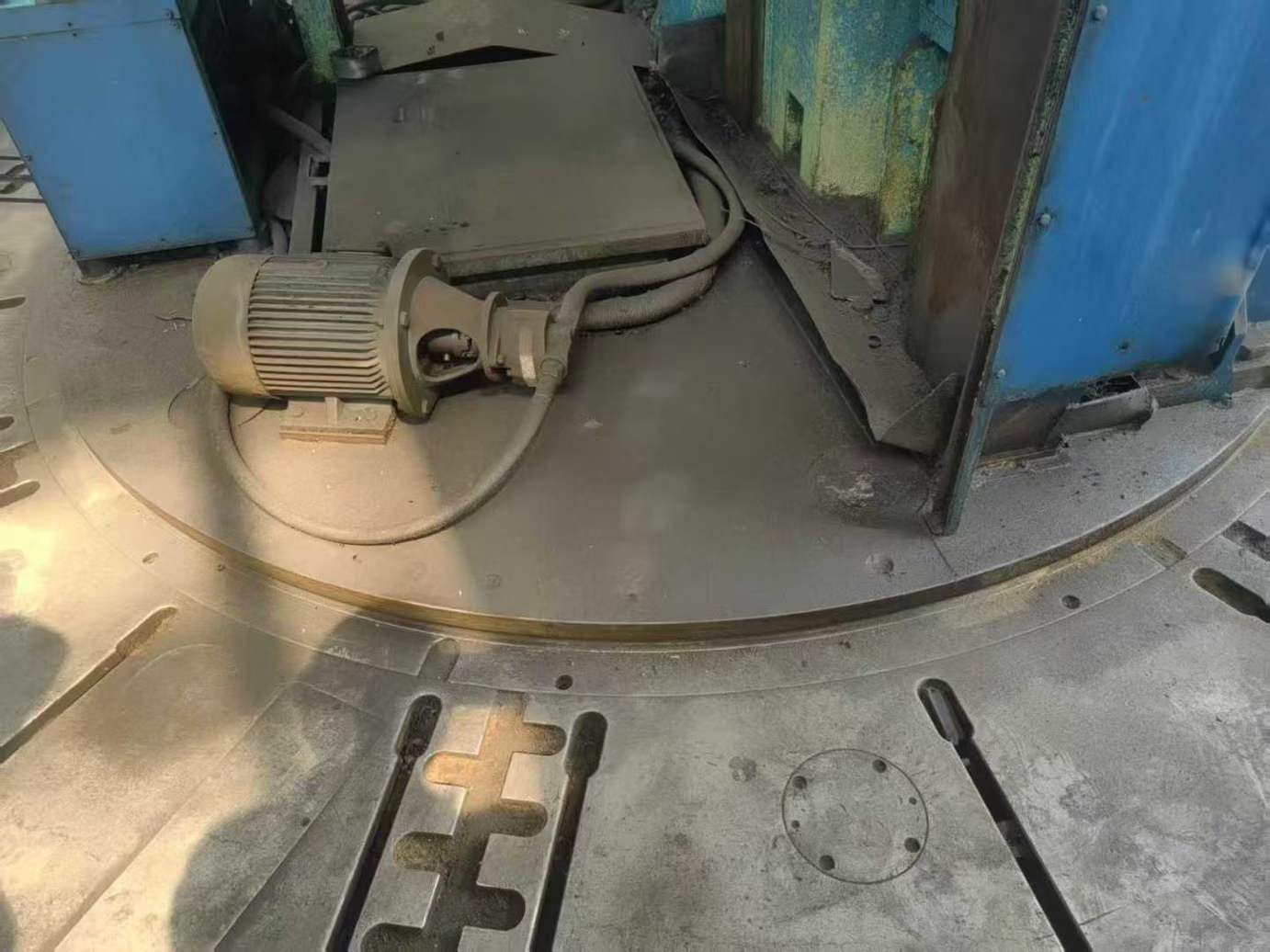 Italian 9-meter internal/external column combined milling machine! Height: 6 meters, chuck diameter: 6.3 meters!