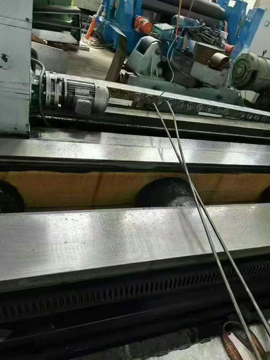 A CNC horizontal lathe with a green weight of 2X8 meters, a load capacity of 25 tons, Xiangang guide rails, and a Siemens 828 system.